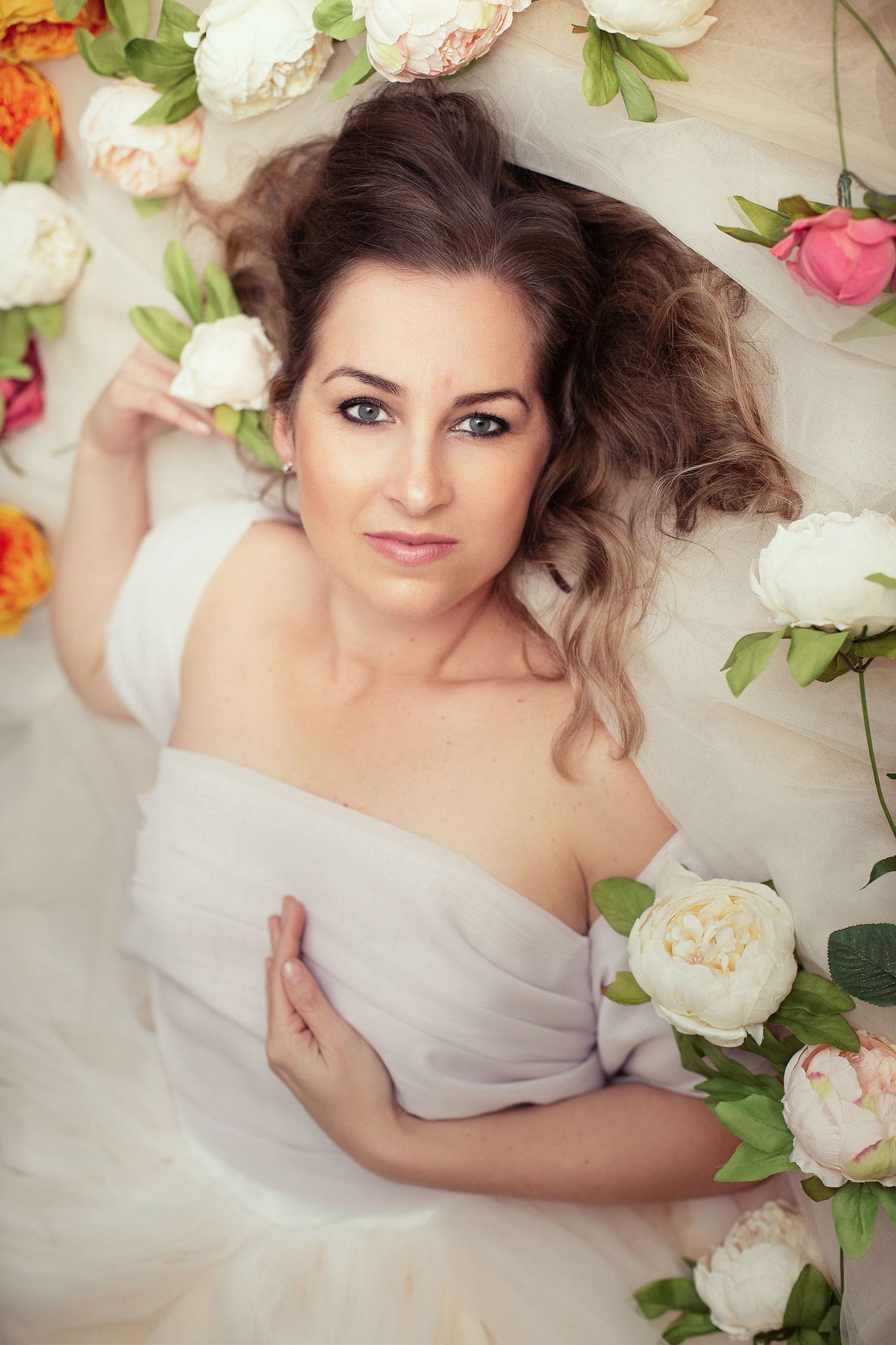 Elegant boudoir photo with flowers